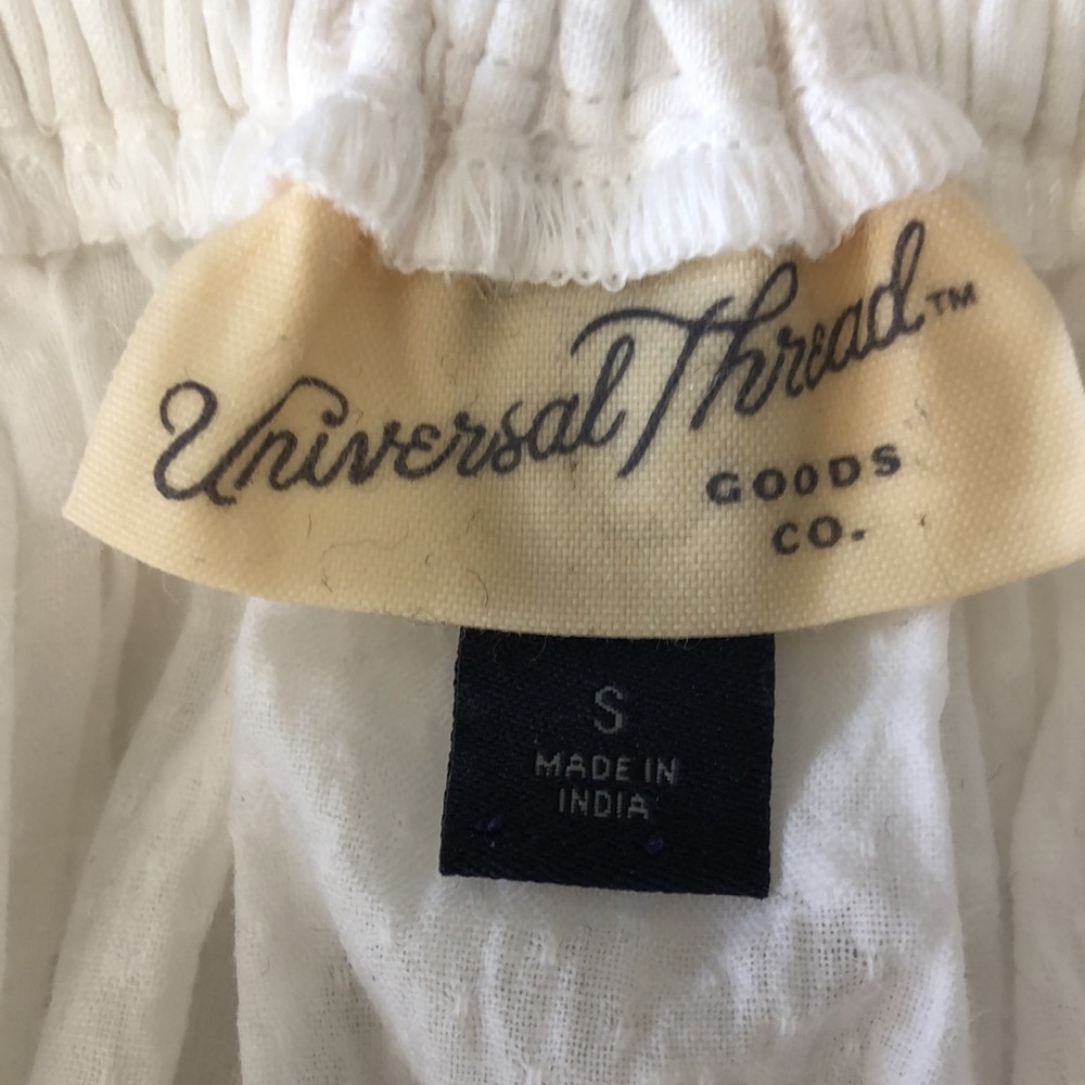 White blouse with delicate eyelet on collar and sleeves. Never worn. - Picture 4 of 4
